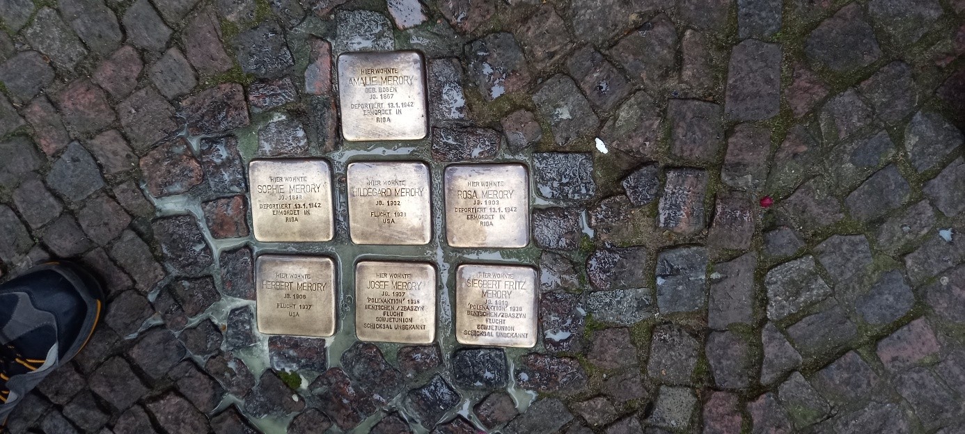 Stolpersteinreinigung am Jahrestag der Reichspogromnacht 9.November