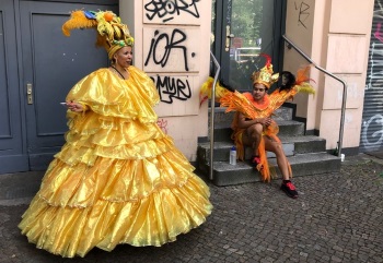 Bild: Frau im Karnevalsköstüm ... langes ausladendes gelbes Kleid