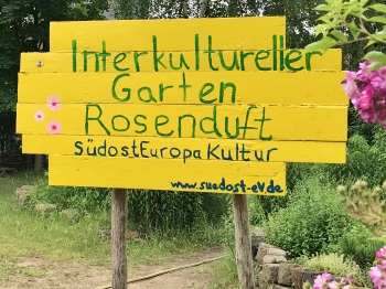 Bild mit dem Schild des Interkulturellen Garten Rosenduft