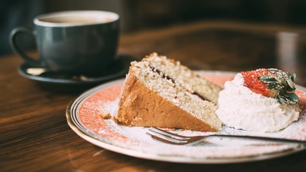 Bild: Ein Stück Kuchen mit Kaffeetasse