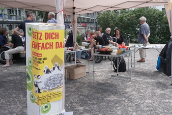 Bild: Vom Tag der offenen Gesellschaft Möckernkiezler siten unterm Zelt und befragen Parkbesucher