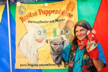 Foto: Puppenspielerin Heike Kammer mit Handpuppen