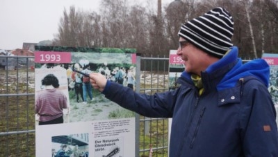 Matthias Bauer zeigt auf ein Foto der Ausstellung im Gleisdreickpark