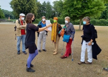 Besuchergruppe bei der Führung durch das ehemalige Frauenlager Ravensbrück