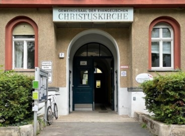 Eingang zum Gemeindehaus in der Wartenburgstraße 7