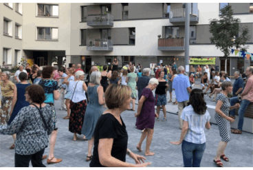 Tanzende Menschen auf dem Kiezplatz