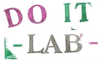 Schtift Do It Lab mit farbigen Buchstaben