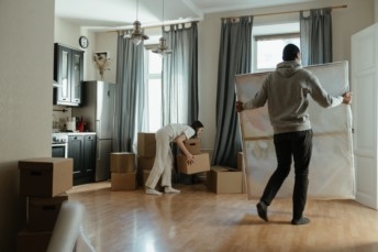 Junges Paar zieht in eine Wohnung ein