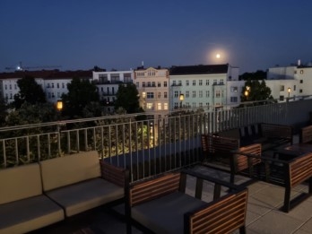 Blick von Hotelterrasse auf Altbauten der Yorckstraße mit Abendhimmel und Mond