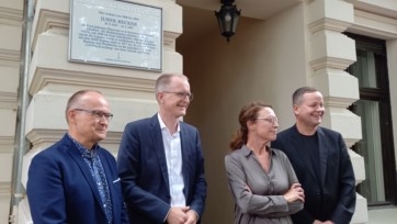 Frau Becker, Senator Lederer, Becker-Biographen Olaf Kutzmutz und GASAG-Vorstandsvorsitzender Georg Friedrichs