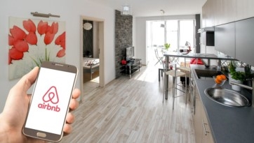 airbnb-Handy wird in ein schmuckes Appartment gehalten