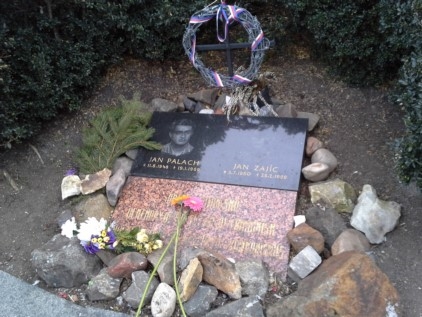 Gedenkstein Jan Palach mit Blumen