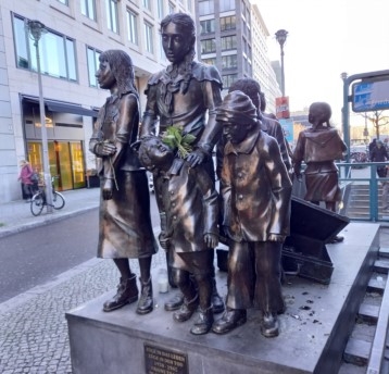 Kindertransport-Mahnmal, das am Bahnhof Friedrichstraße steht